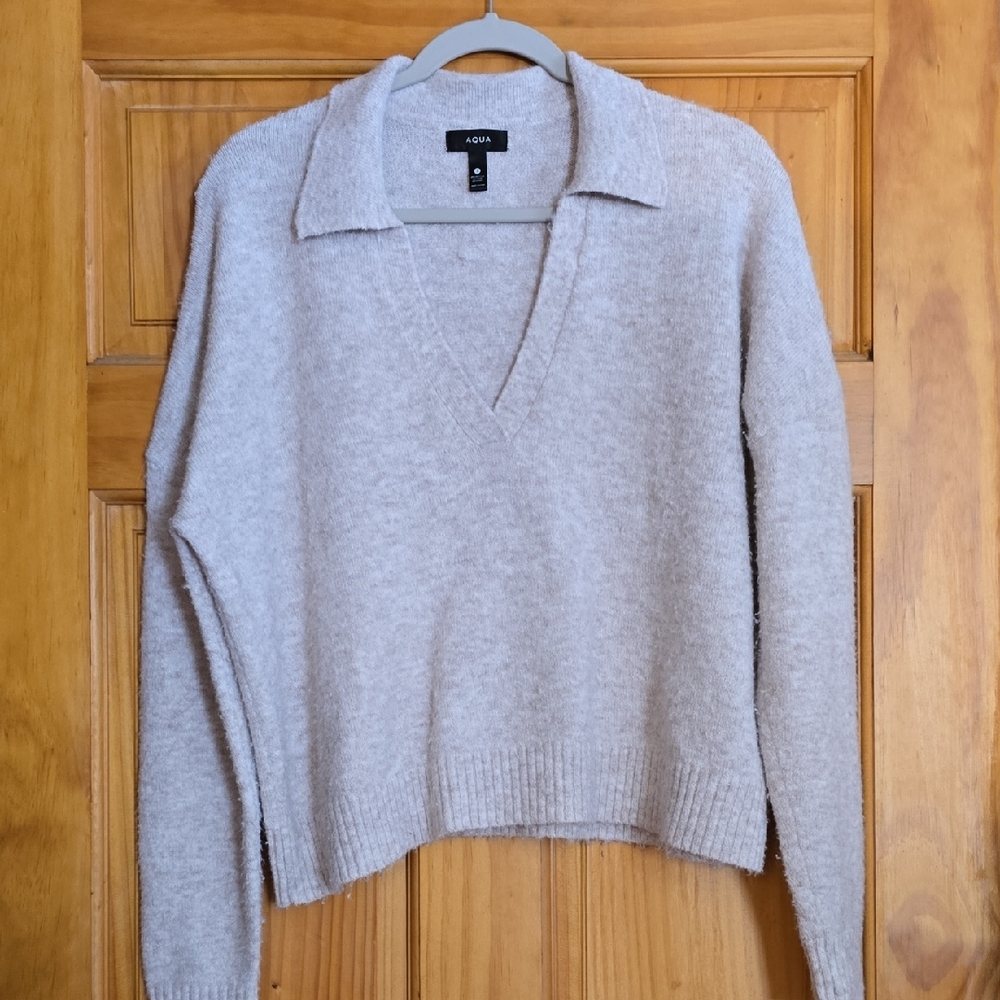 Aqua Women's V-Neck Sweater in Light Oatmeal